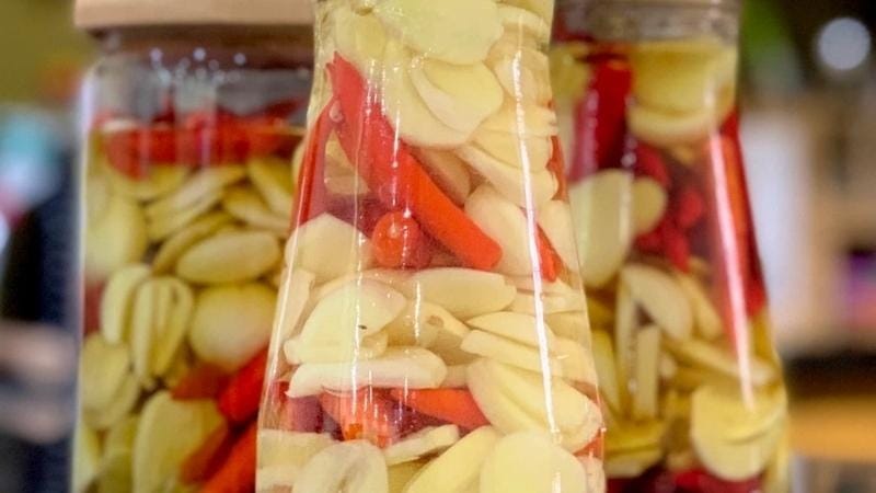 Nguyên liệu tiêu chuẩn để làm giấm ngâm tỏi ớt